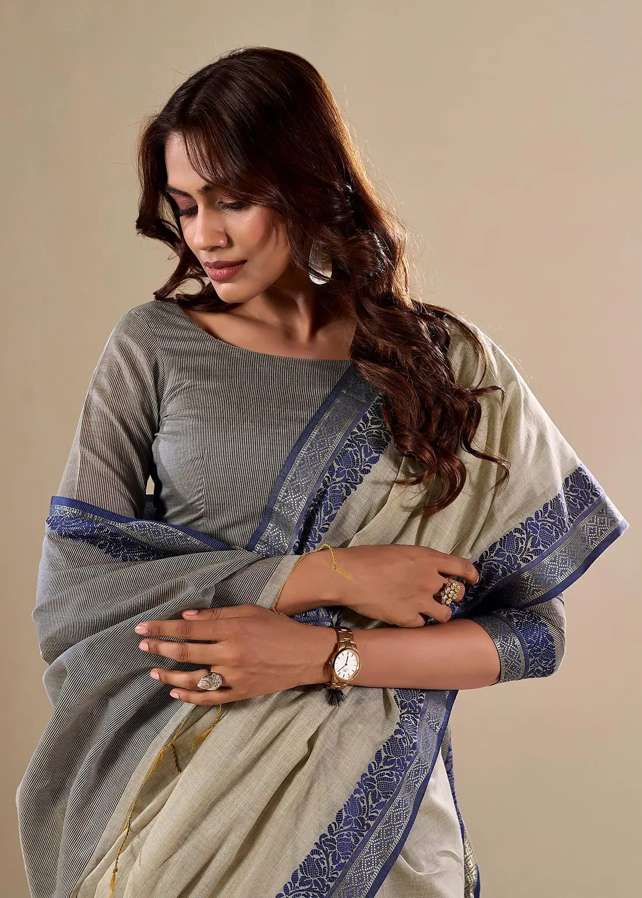 Grey Handloom Silk Saree With Contarast Border