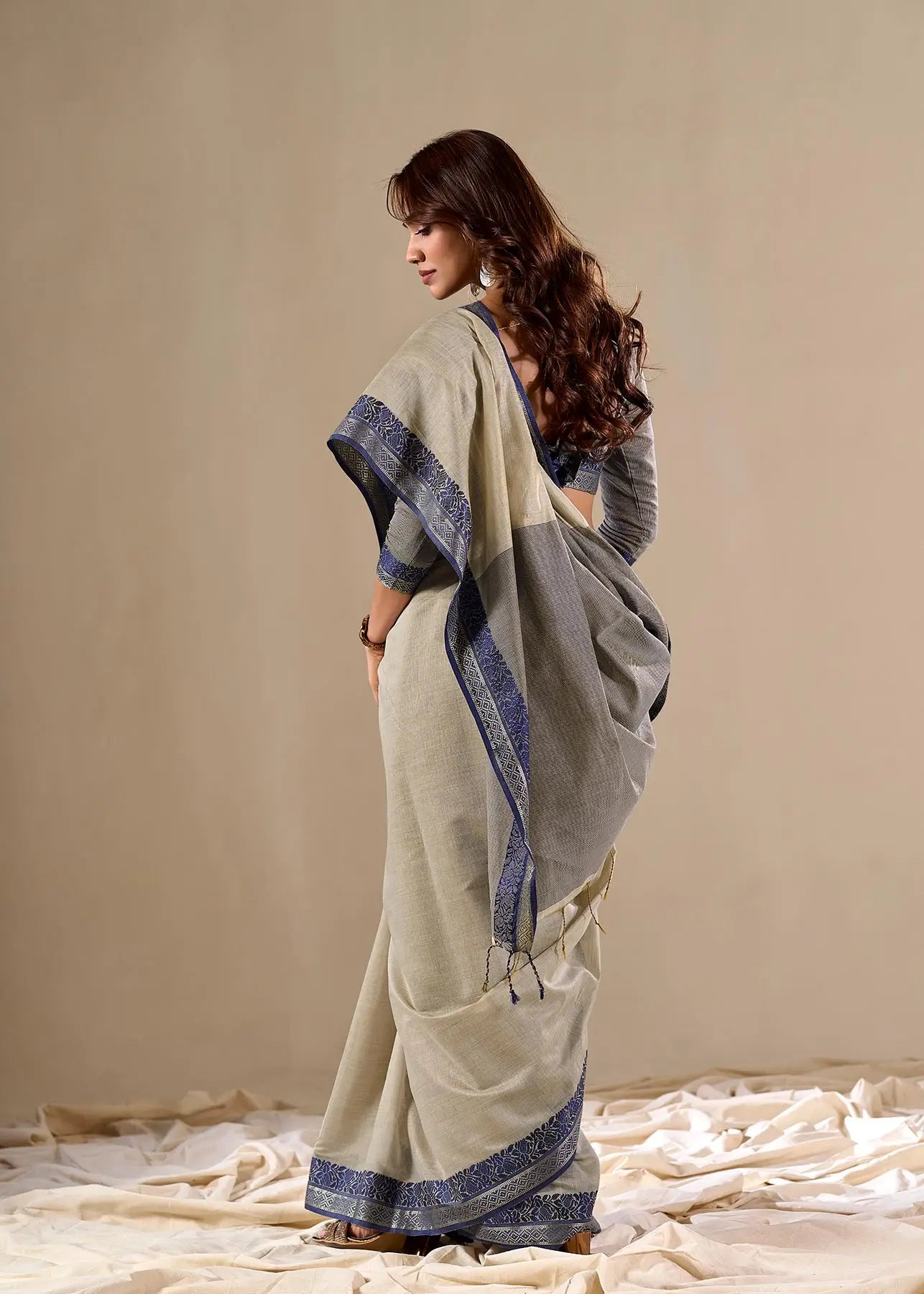 Grey Handloom Silk Saree With Contarast Border