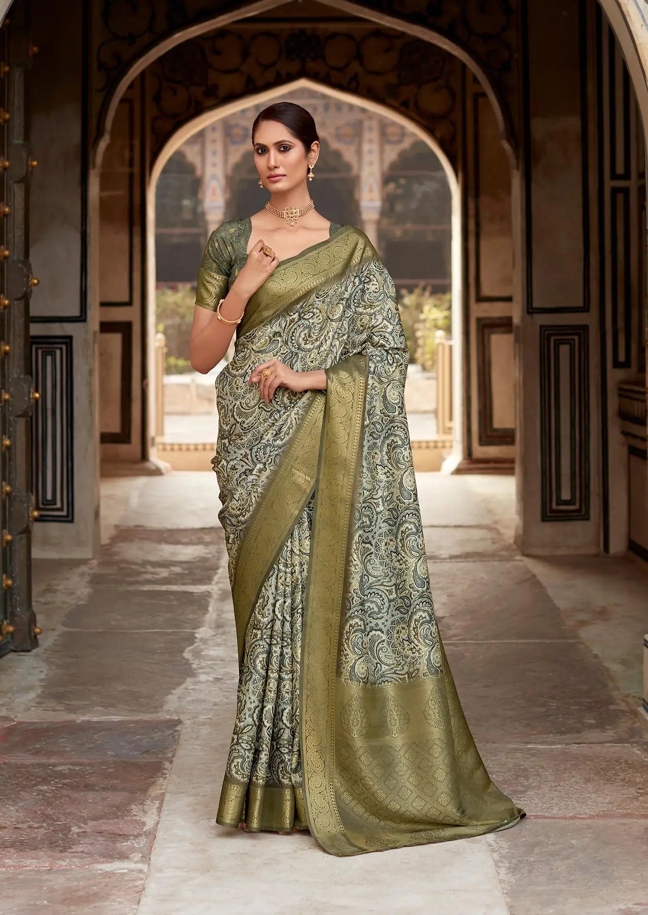 Green Handloom Silk Saree  With Digital Print Zari Border